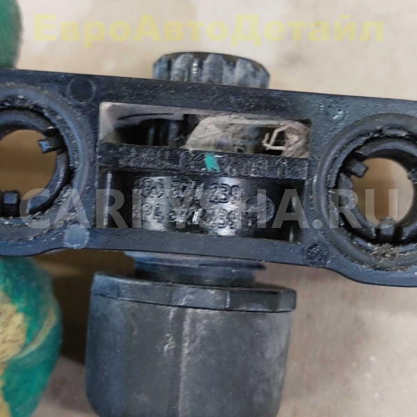 Упор крышки багажника VW Touareg 3 (CR7) 2020г Volkswagen Touareg оригинальный номер 760827239