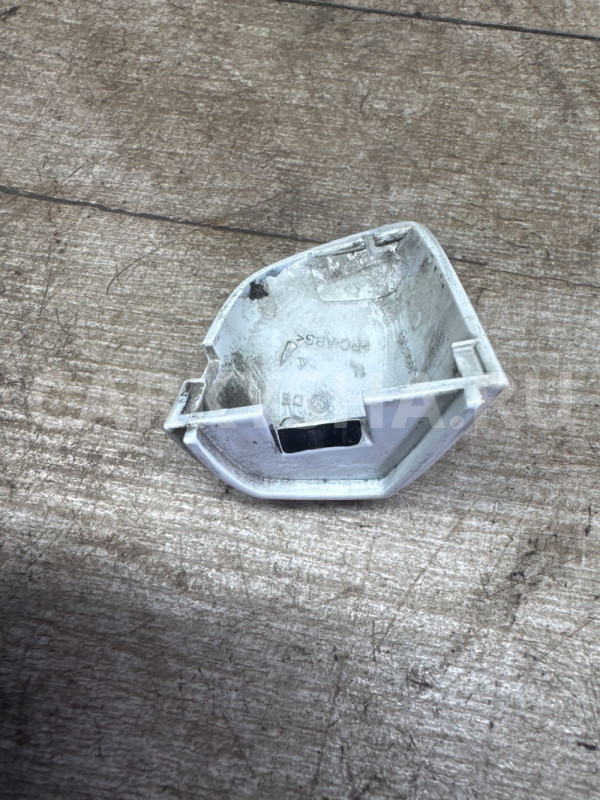 Накладка ручки левой двери VW Touareg NF белая Volkswagen Touareg оригинальный номер 7p6837879
