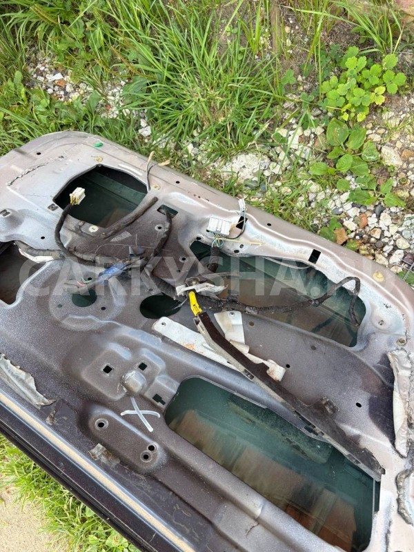 Дверь передняя левая Mitsubishi Carisma I (1995—1999) Mitsubishi Carisma оригинальный номер MR496069