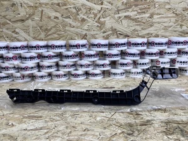 Крепление бампера заднее левое Toyota Land Cruiser 200 Series оригинальный номер 52156-60070