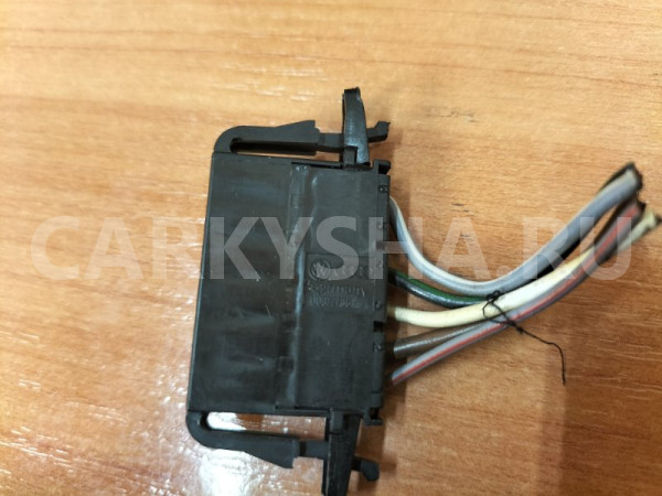 Разъем на задний фонарь Volkswagen Polo MK5 CGGB Volkswagen Polo оригинальный номер 1J0972708