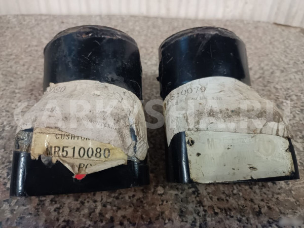 Подушка двигателя задняя Митцубиси Паджеро Пинин Mitsubishi i оригинальный номер MR510080 MR510079