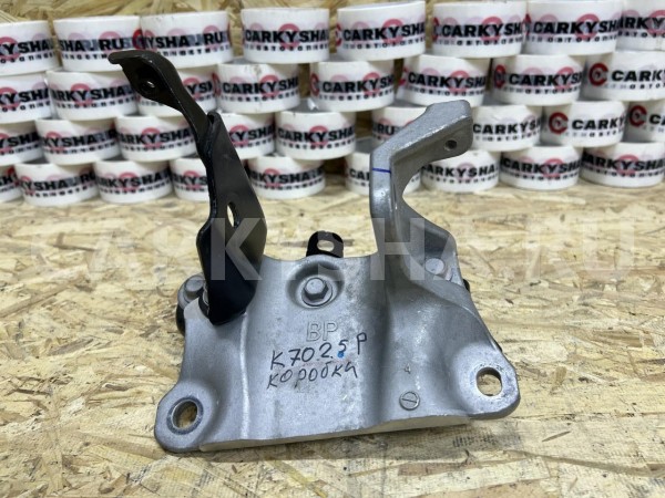 Кронштейн крепления двигателя левый Toyota Camry VIII (XV70) Рестайлинг – седан оригинальный номер 12304-25010