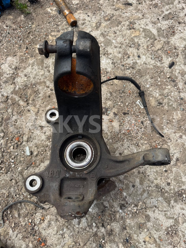 Кулак поворотный передний правый LR Freelander 2 Land Rover Freelander оригинальный номер LR006858