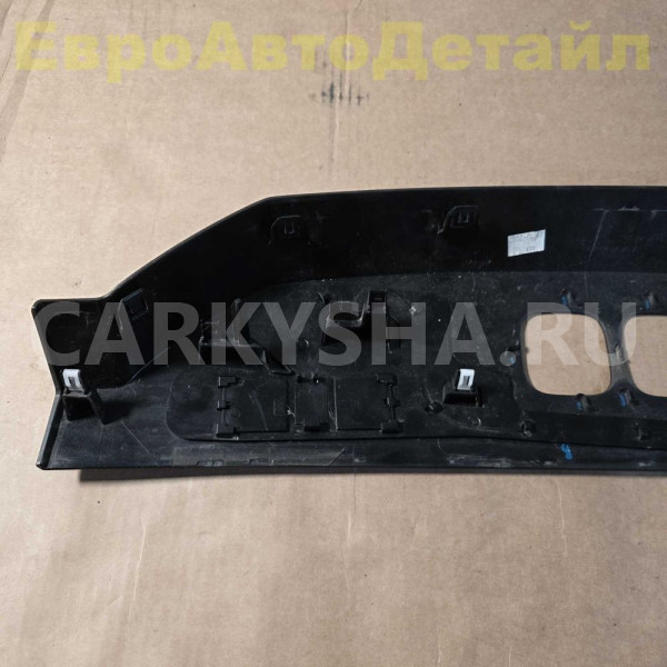 Крышка заднего фонаря Land Rover Defender 2 (L663) Land Rover Defender оригинальный номер LR146035