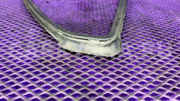 Уплотнитель форточки левой Nissan Terrano WD21 Nissan Terrano 