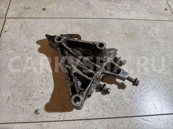 Кронштейн двигателя правый Nissan Bluebird оригинальный номер 112310E001