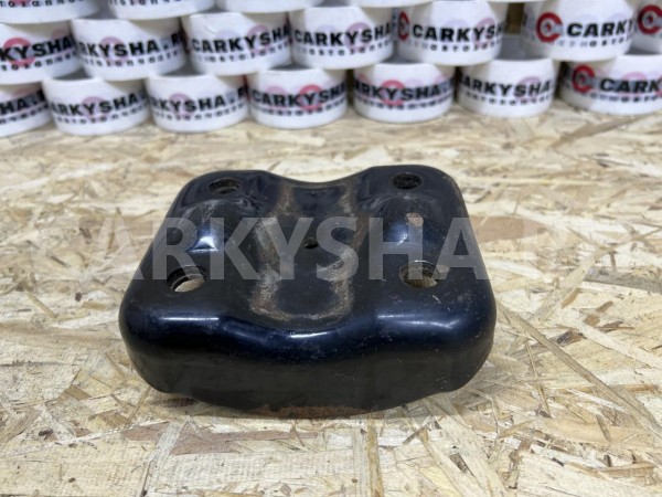 Кронштейн рессоры Toyota Hilux VIII Рестайлинг – пикап двойная кабина оригинальный номер 48046-KK010