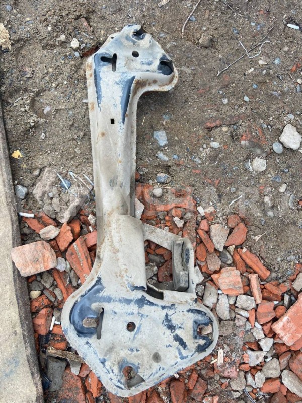 Кронштейн КПП BMW X5 E53 (1999—2003) BMW X5 оригинальный номер 22316751228