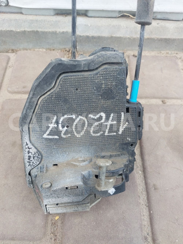 Замок двери задний правый Toyota Avensis T270 Toyota Avensis оригинальный номер 6905005050