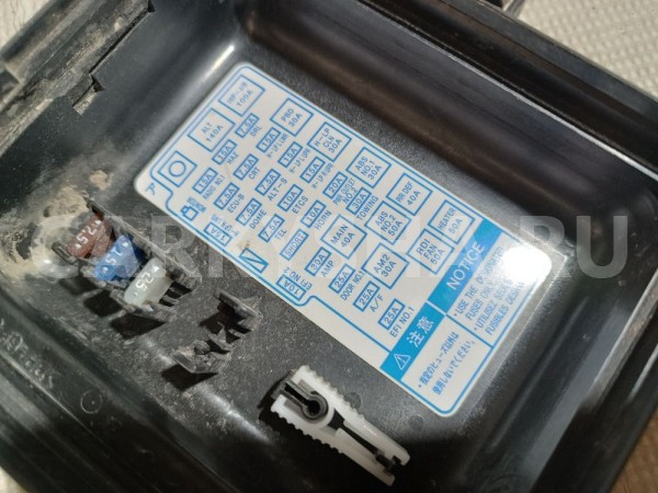 Крышка блока предохранителей Lexus RX оригинальный номер 8267248060