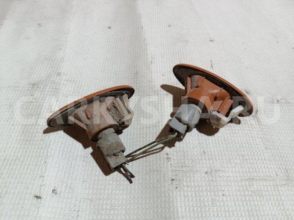 Повторитель на крыло желтый Mitsubishi Diamante 