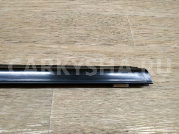 Накладка стекла переднего правого Nissan Primera 