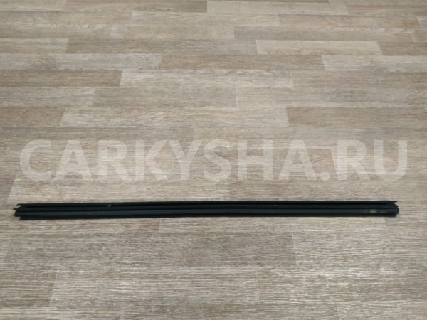 Накладка стекла переднего левого Toyota Avensis 