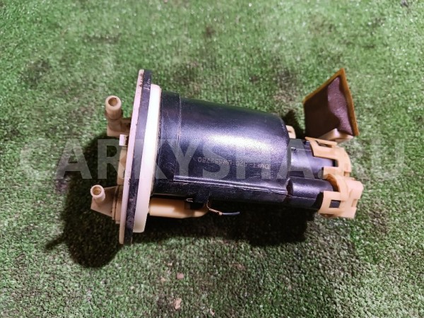 Насос топливный электрический Mitsubishi Lancer оригинальный номер MR 566825