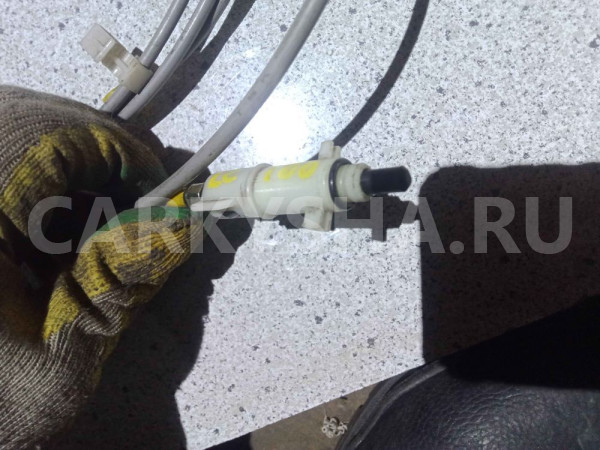 Трос лючка бензобака Toyota Land Cruiser UZJ100 Toyota Land Cruiser оригинальный номер 7703760020