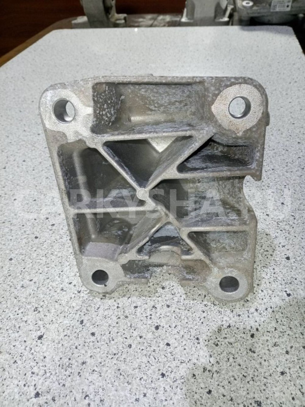 Кронштейн двигателя правый Range Rover Sport 2 Land Rover Range Rover оригинальный номер LR033180