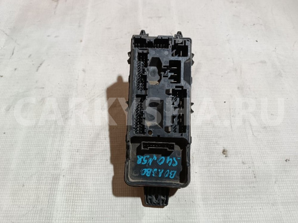 Блок предохранителей салонный Volvo S40 оригинальный номер 30889989