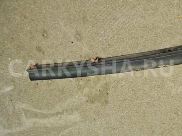 Уплотнитель передней двери нижний Polo MK5 Volkswagen Polo оригинальный номер 6RU837697A