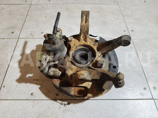 Кулак поворотный передний правый Nissan Bluebird оригинальный номер 400140E000