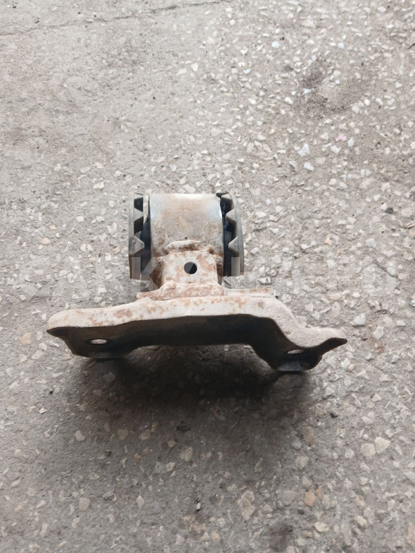 Опора двигателя левая Mitsubishi Lancer 9 Mitsubishi i оригинальный номер MR491557