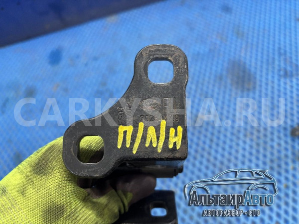 Петля передней левой двери нижняя Range Rover 3 Land Rover Range Rover оригинальный номер 70254479