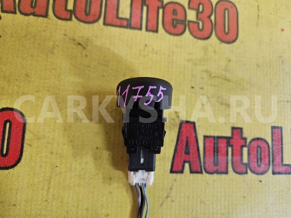 Кнопка аварийной сигнализации Nissan Juke 