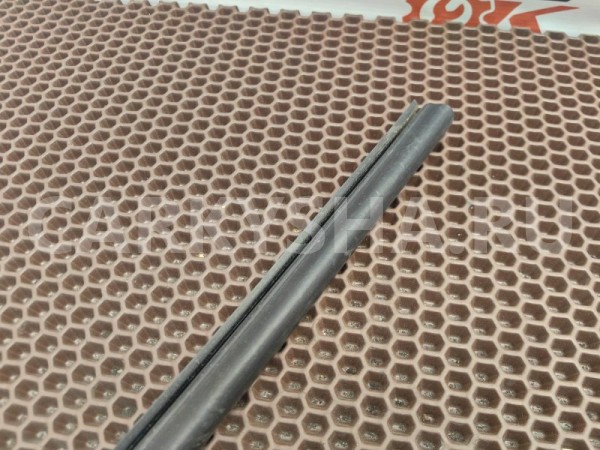 Уплотнительная резинка крыла BMW X5 