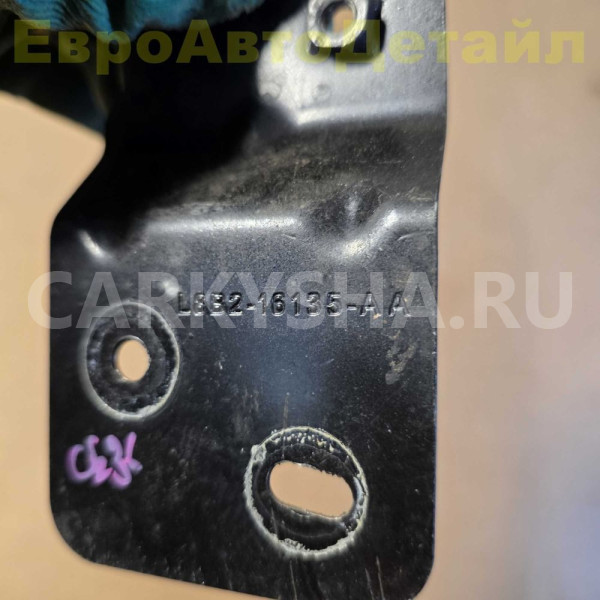 Кронштейн крыла левый Land Rover Defender 2 L663 Land Rover Defender оригинальный номер LR131280