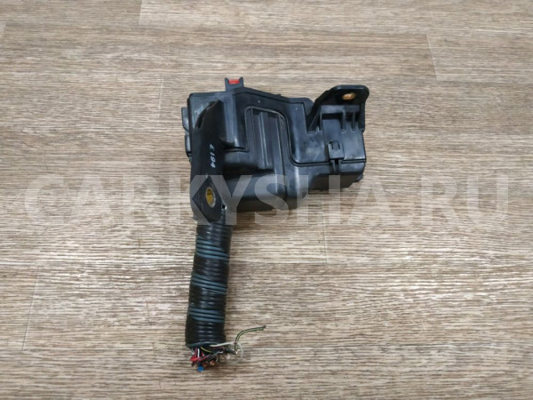 Блок предохранителей подкапотный Toyota Avensis оригинальный номер 8274113020