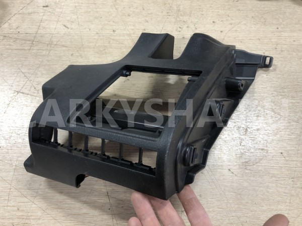 Накладка торпеды под кнопки Toyota Camry VIII (XV70) Рестайлинг – седан оригинальный номер 55302-33281-C0