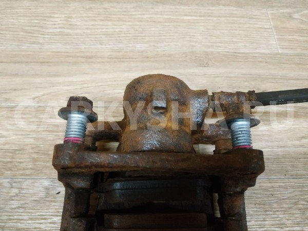 Суппорт тормозной задний левый Land Rover Freelander 