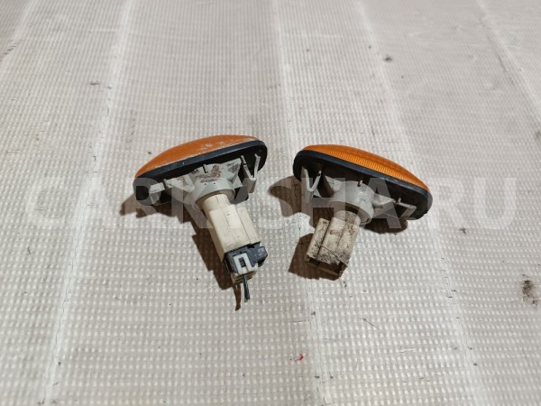 Повторитель на крыло желтый Nissan Primera 